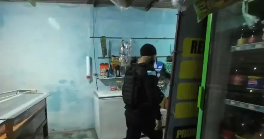 Um policial num dos locais alvo da operação