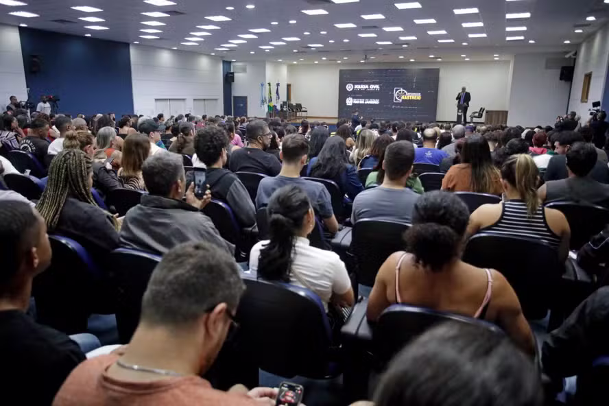 Polícia entrega celulares recuperados