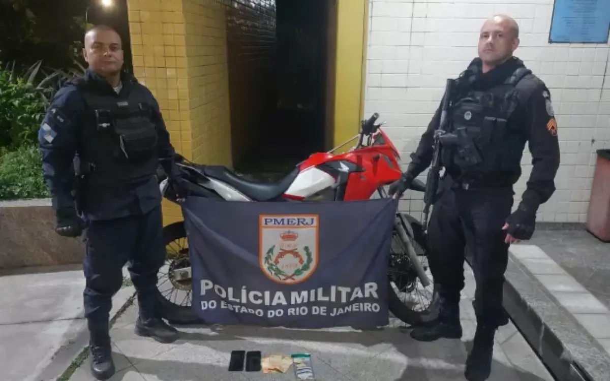 Polícia Militar apreende drogas e prende foragido em Arraial do Cabo