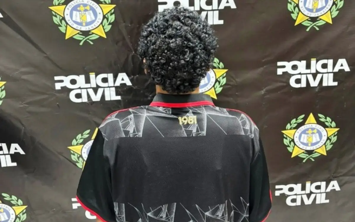 Polícia prende mulher por tráfico em Macaé ao flagrá-la escondendo drogas
