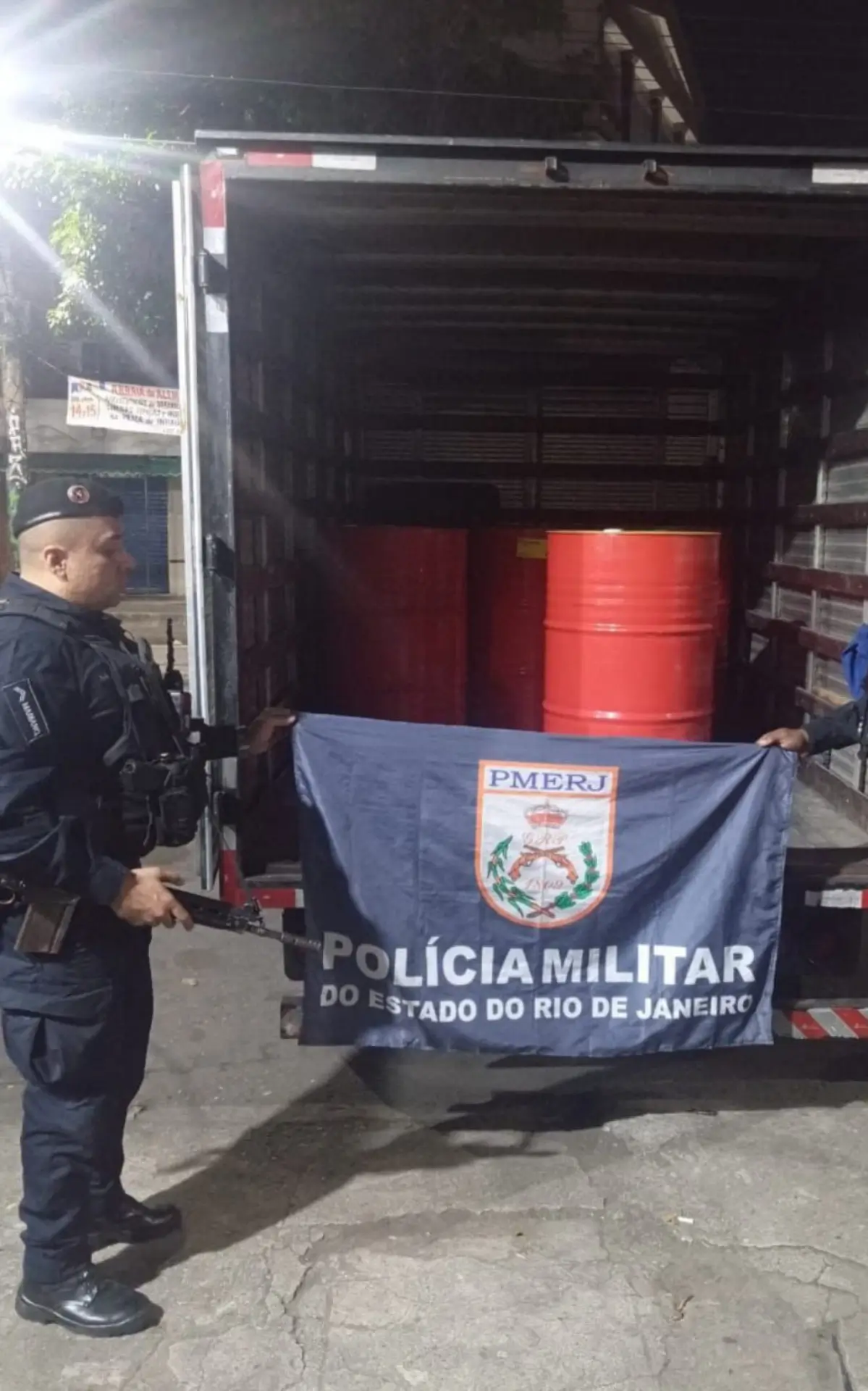 polícia recupera caminhão com carga de óleo