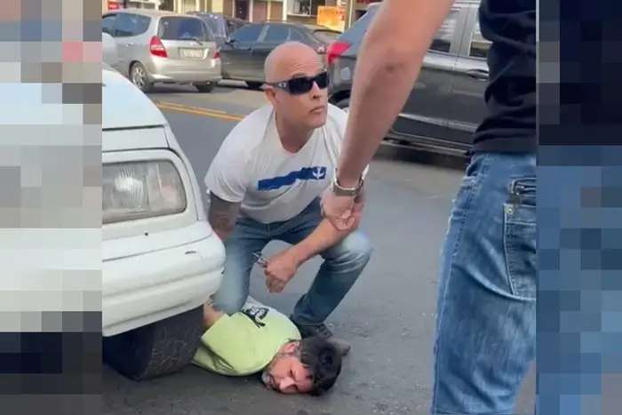 policiais imobilizam homem com joelho nas costas