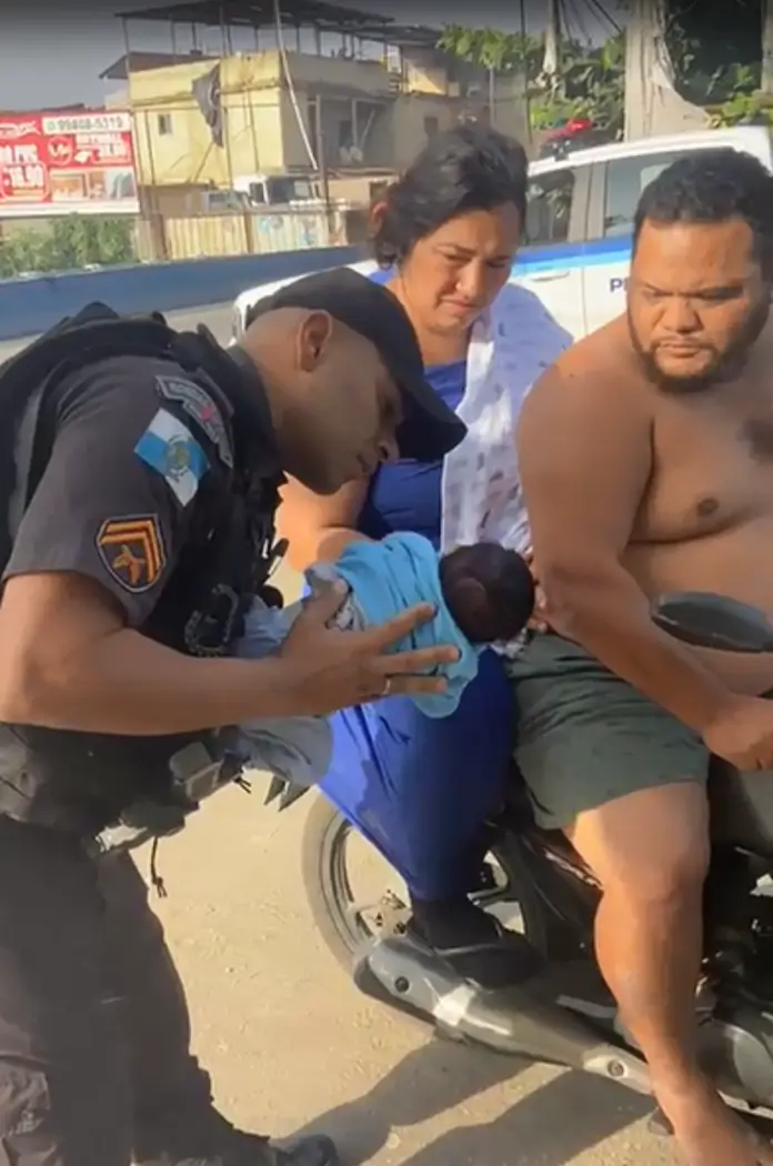 Policiais salvam bebê de 5 dias engasgado