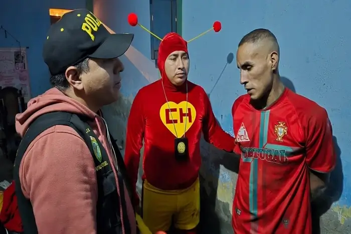 Policial fantasiado de Chapolin