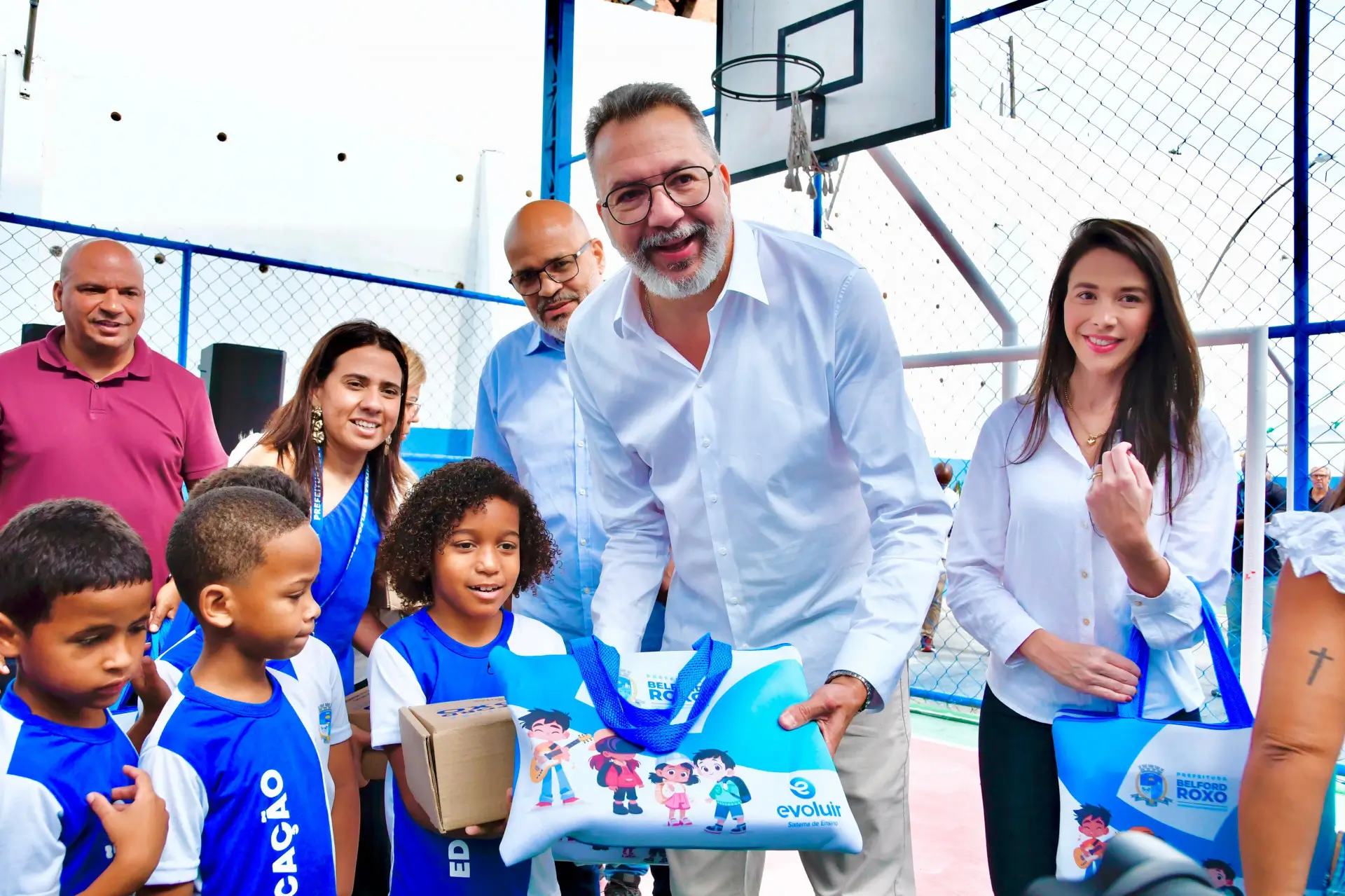 Prefeito entrega kits escolares em Belford Roxo