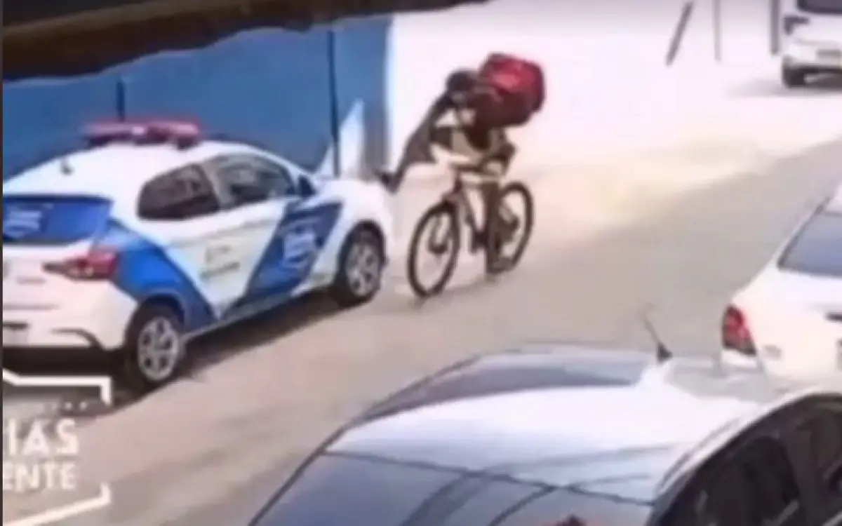 homem chutou viatura da Segurança Presente