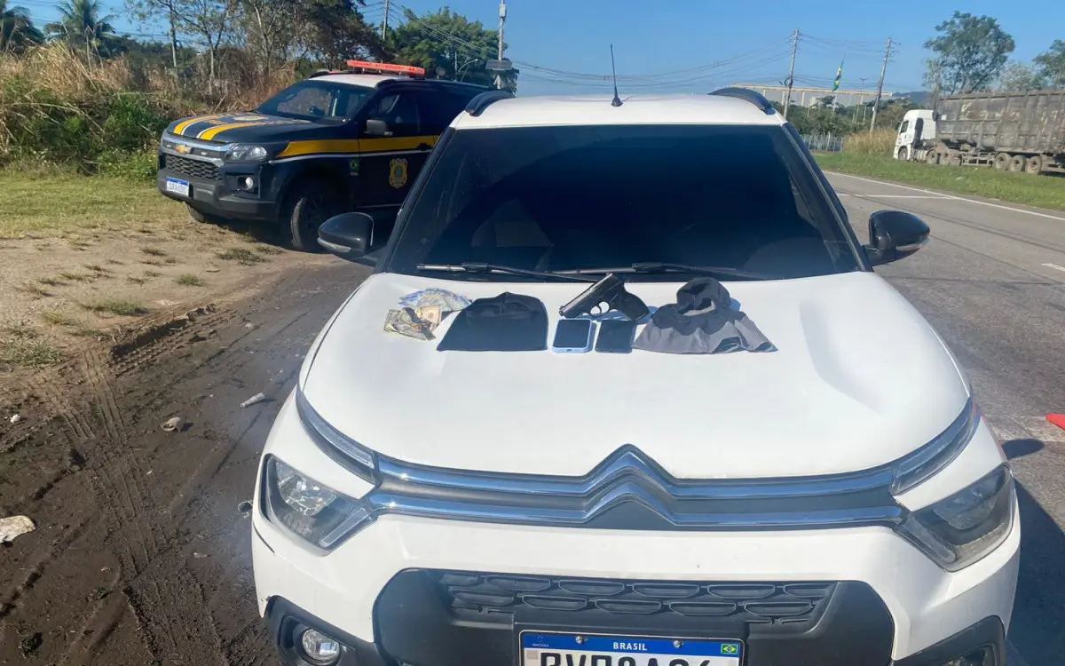 Agentes da PRF apreenderam carro roubado na Rodovia Rio-Santos