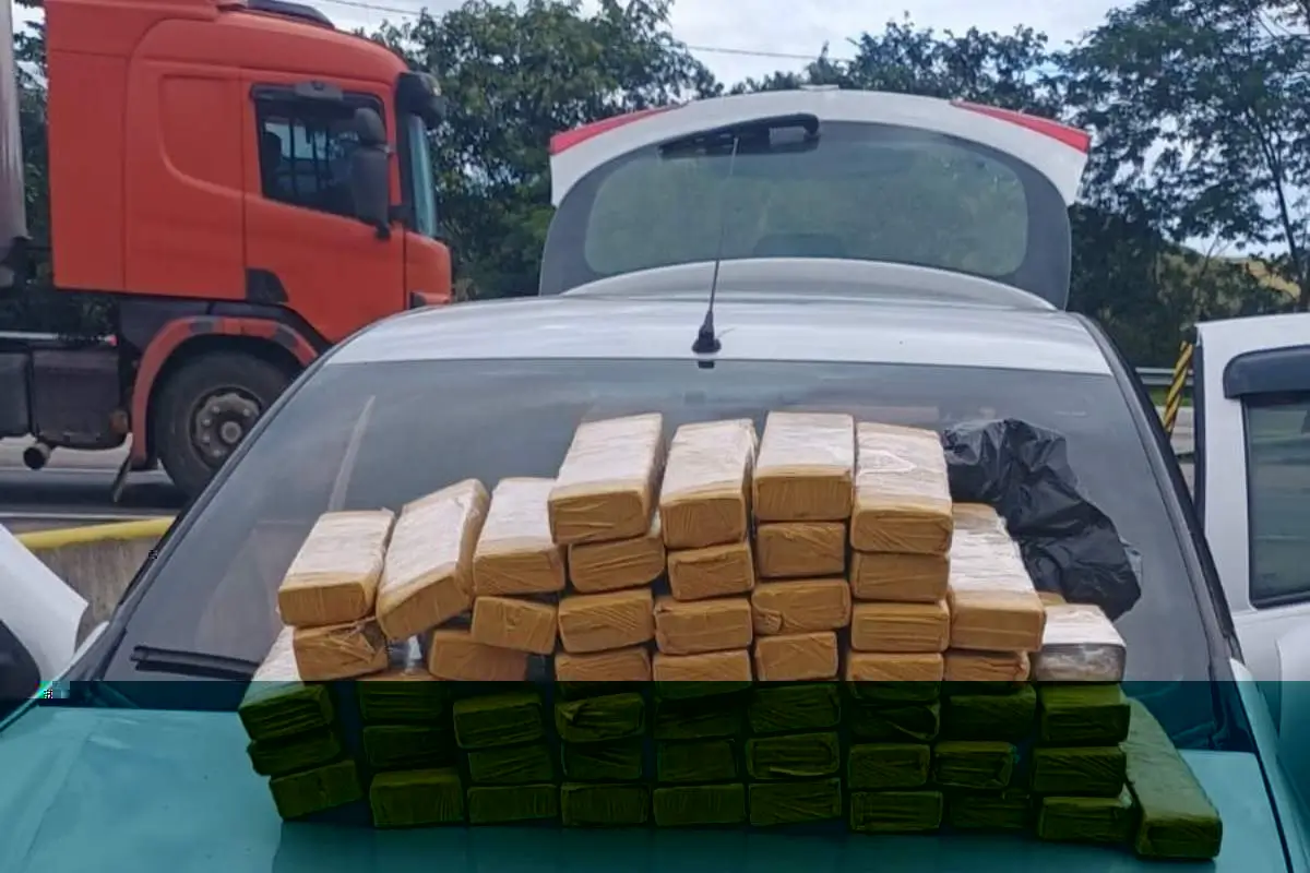 PRF prende homem com 50 kg de maconha na BR-101