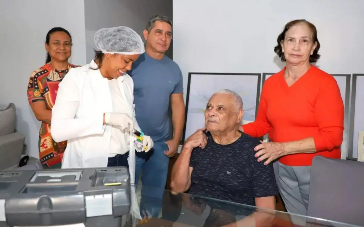 rofissional de saúde realiza coleta laboratorial domiciliar