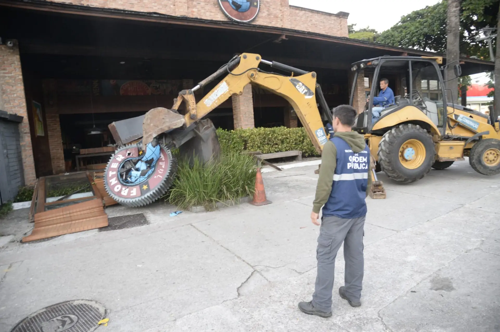 Restaurante Frontera tem fachada demolida após dívida milionária