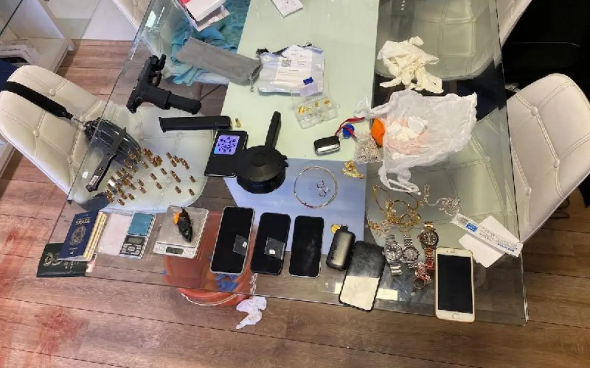 Pertences de casal morto em apartamento