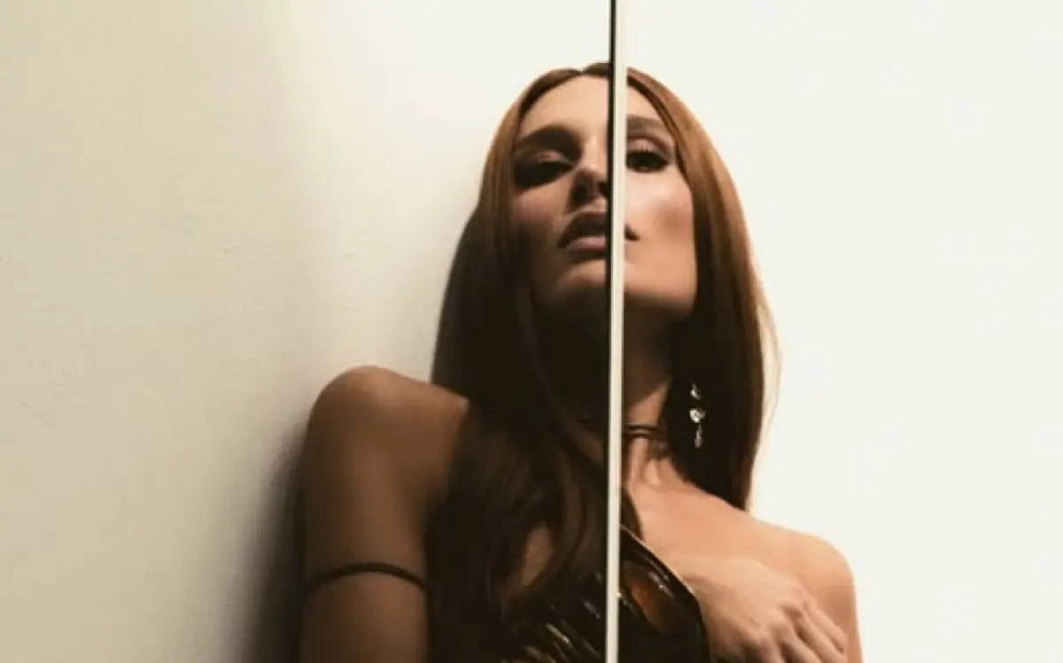 Sasha Meneghel de topless