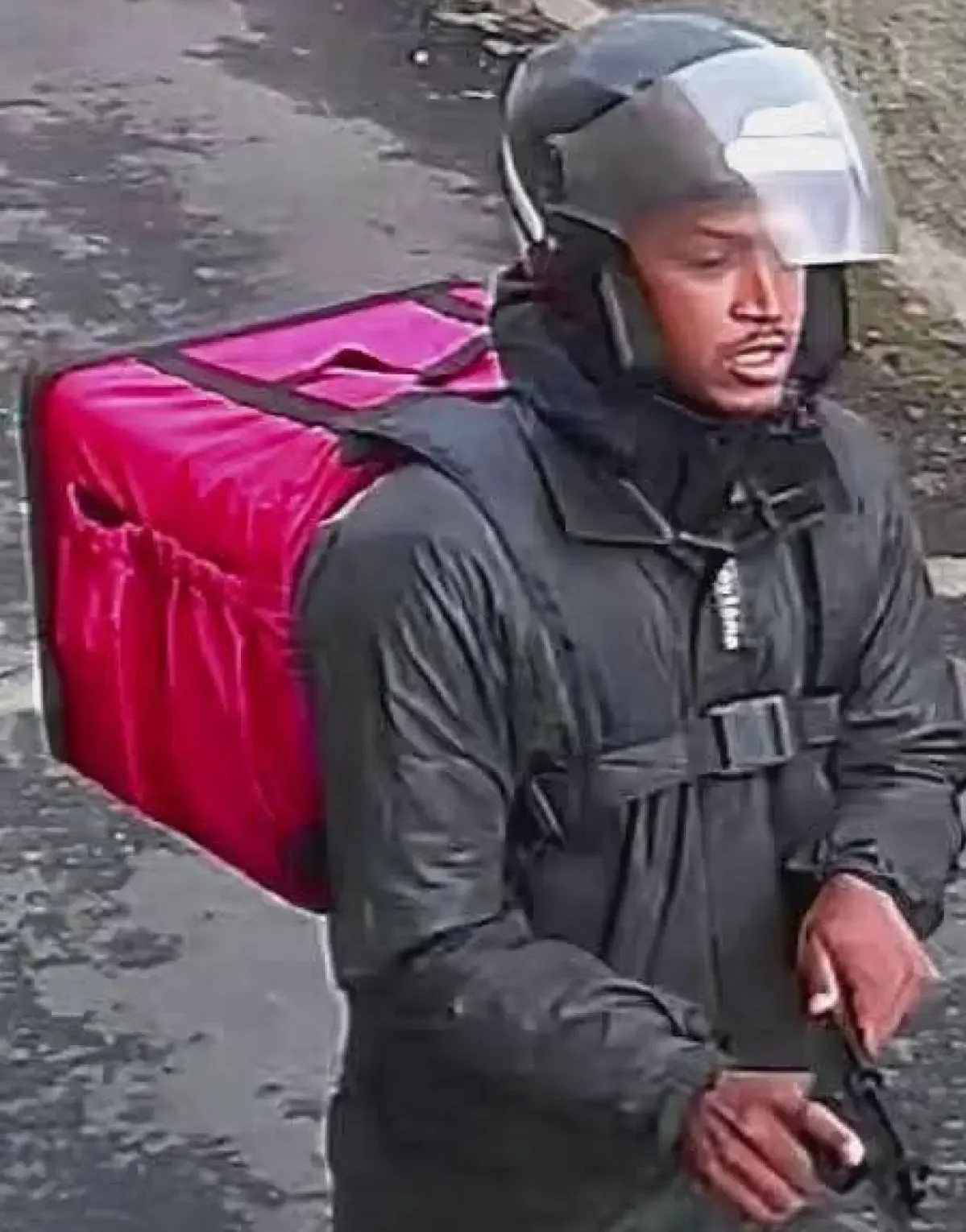 Vídeo flagra falso entregador assaltando mulheres em Bento Ribeiro