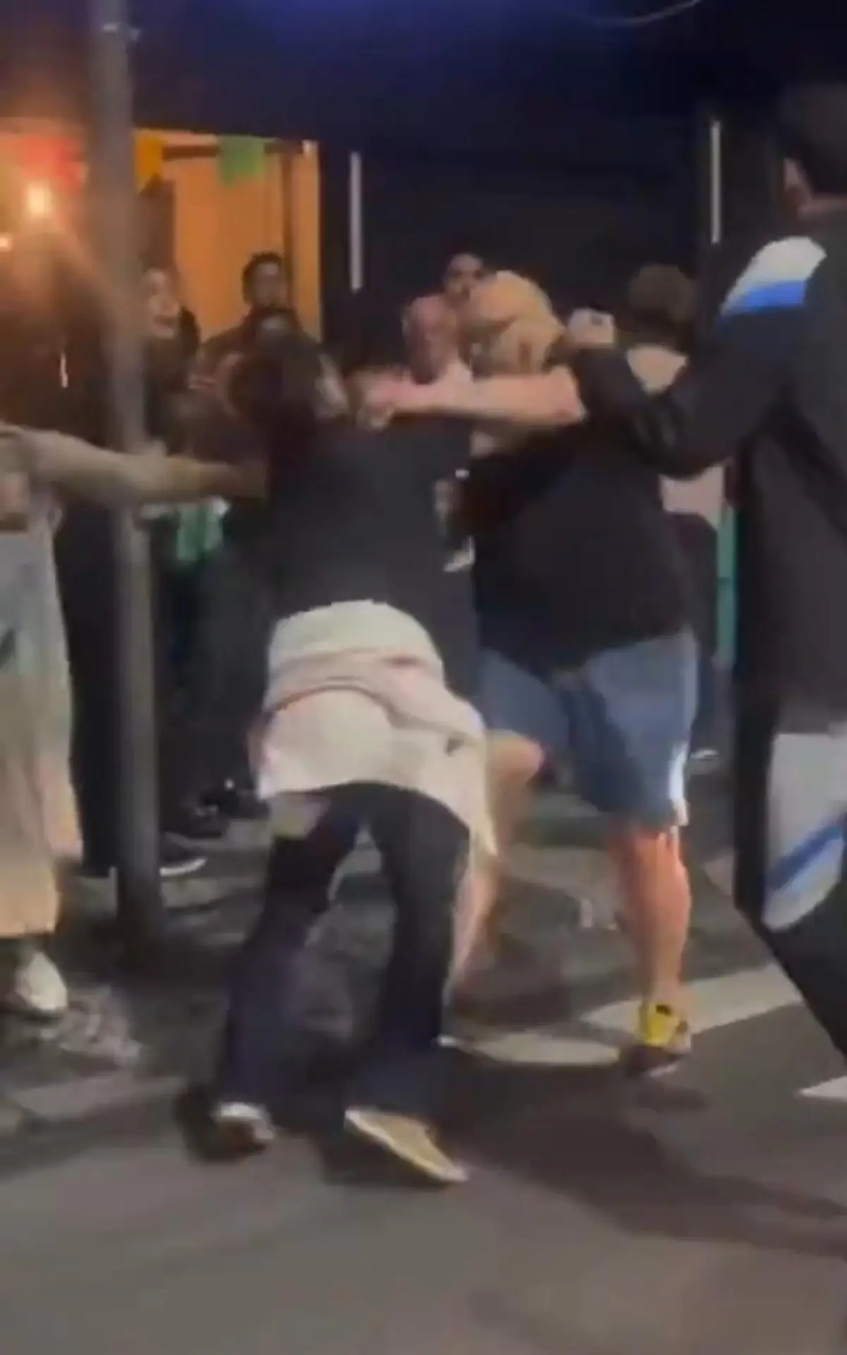 homem sendo agredido até desmaiar em bar do Méier