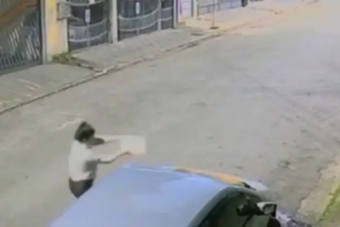 mulher incendiando carro do namorado