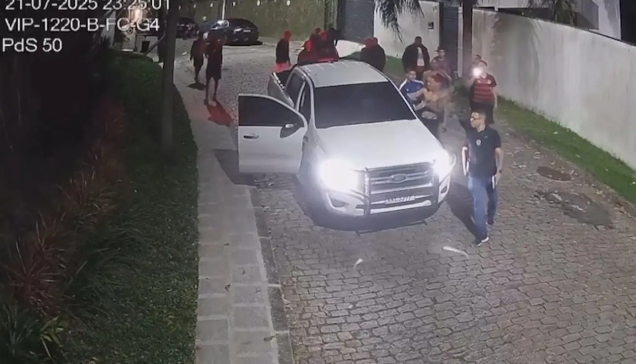 Oruam atacando carro da Polícia Civil