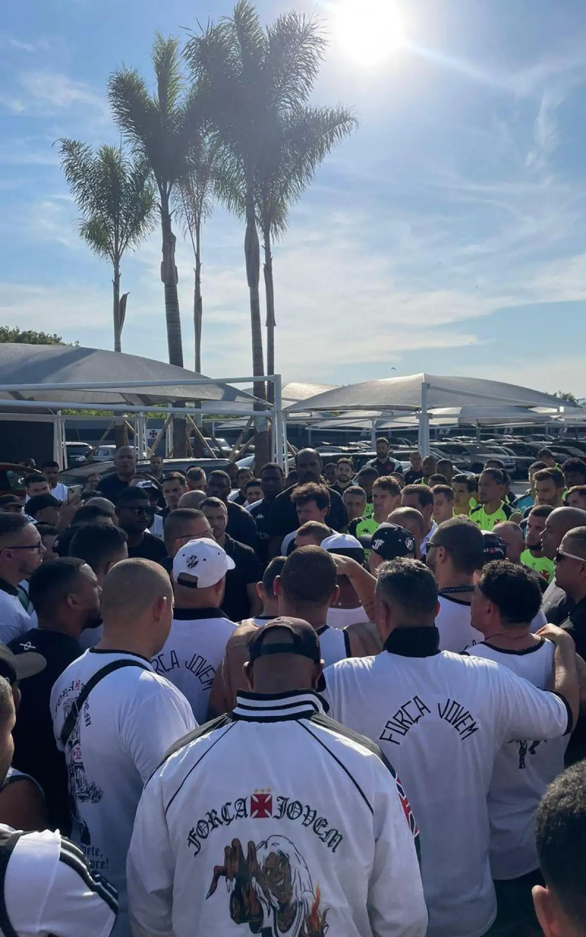 torcida do Vasco invade CT