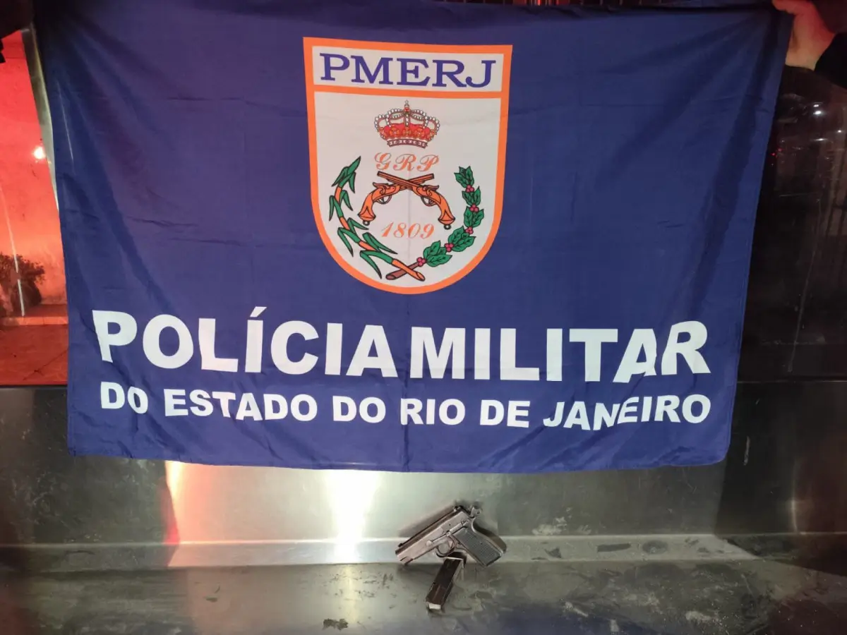 Agentes apreenderam uma pistola e um telefone celular