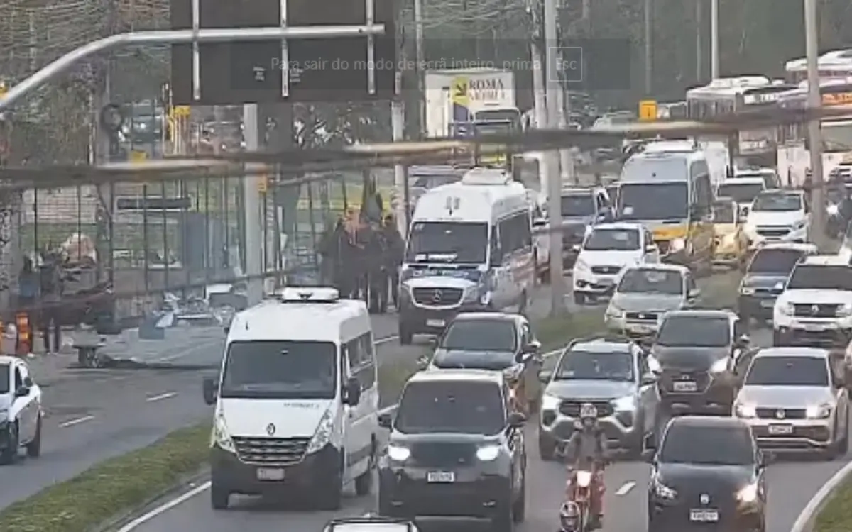 Bandidos incendiaram pneus na Avenida Ayrton Senna