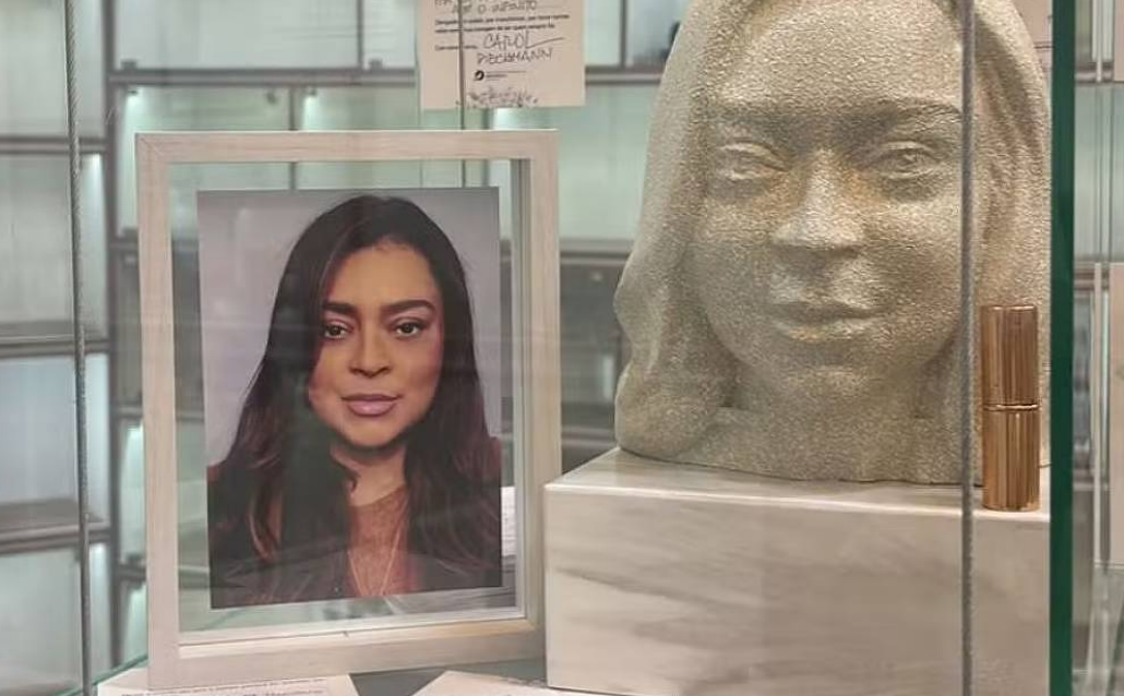 Busto de Preta Gil