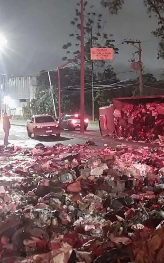 Carreta tombada em Guaratiba