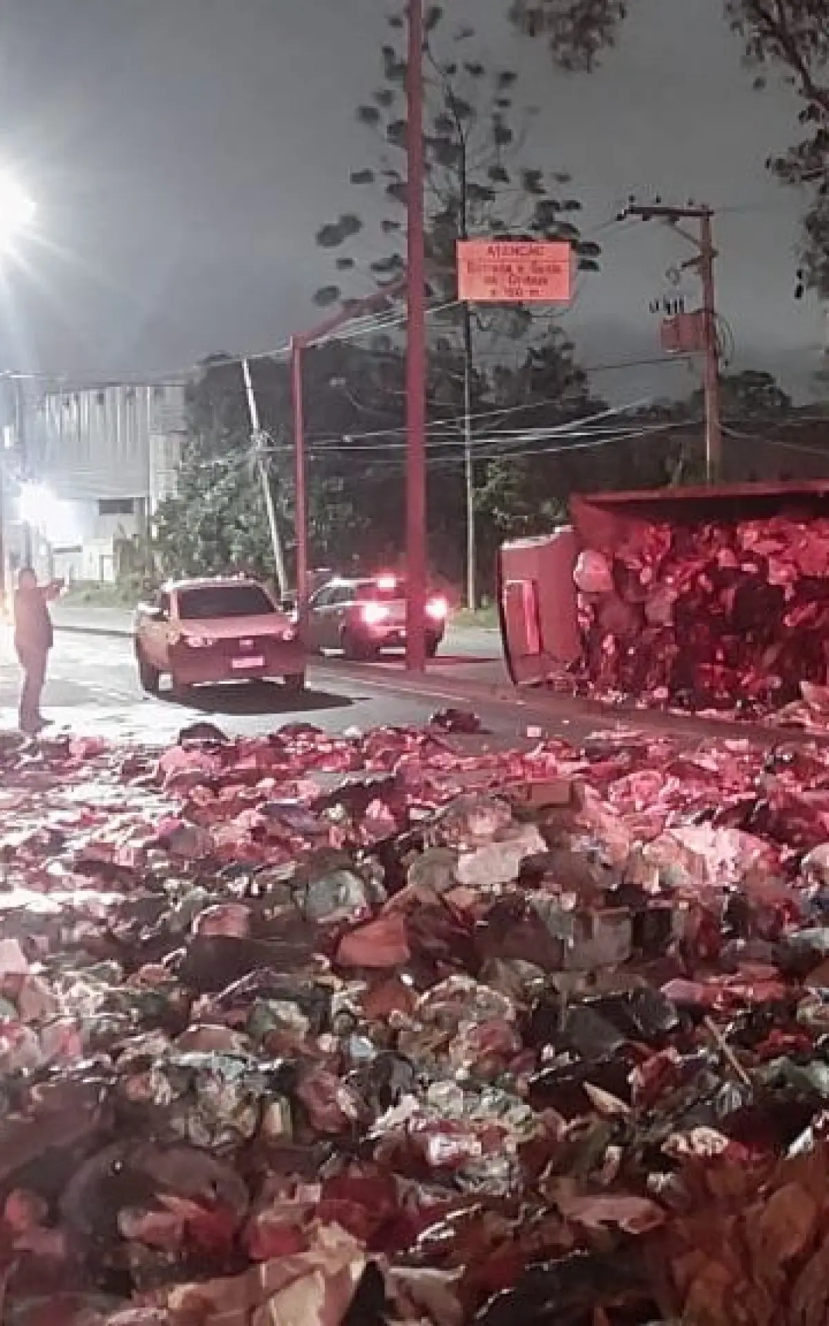 Carreta tombada em Guaratiba