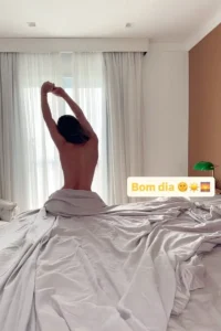 Clara Brasil faz topless