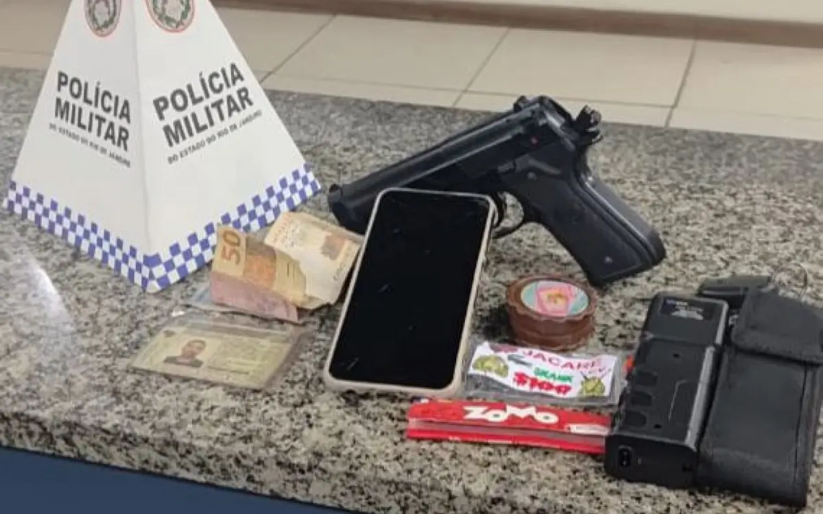 Criminosos estavam com arma falsa e de choques elétricos