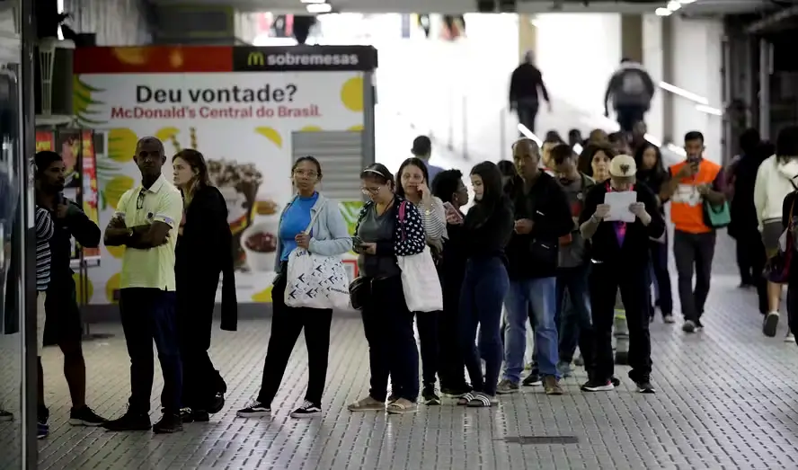 Fila no posto da Central do Brasil: