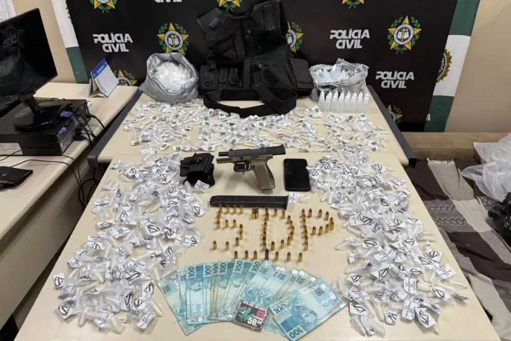 Gerente do tráfico em Niterói é preso com arma, munições e drogas