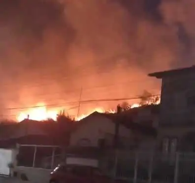 Incêndio ameaça casas em Volta Redonda