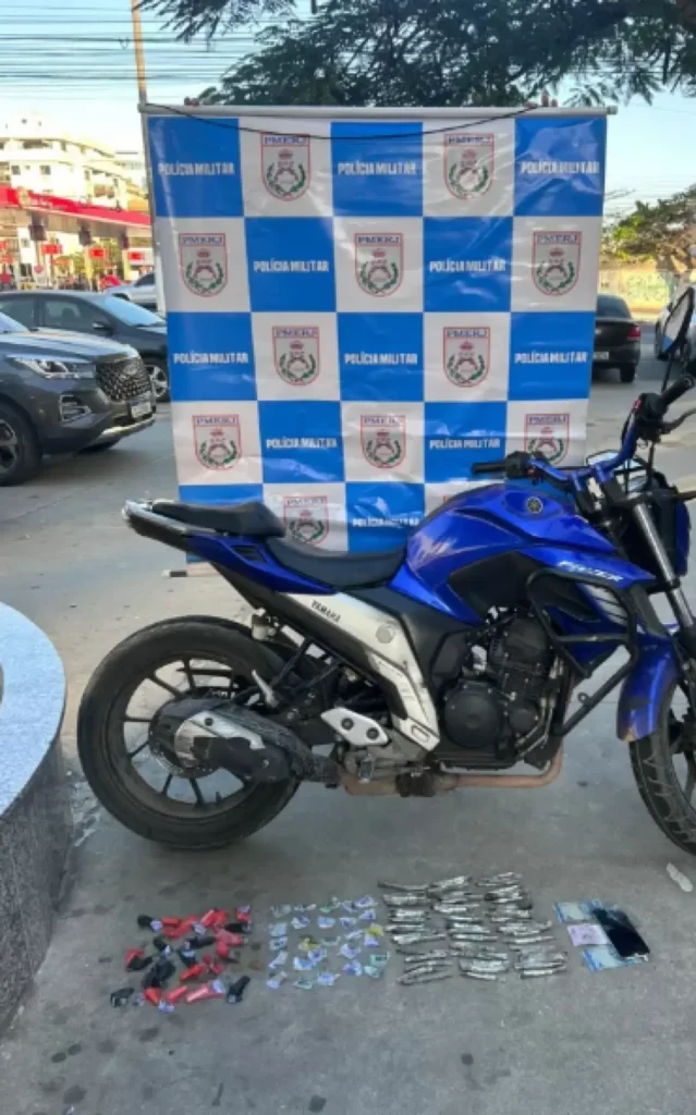 Maconha, cocaína, crack, dinheiro e uma motocicleta sem placa