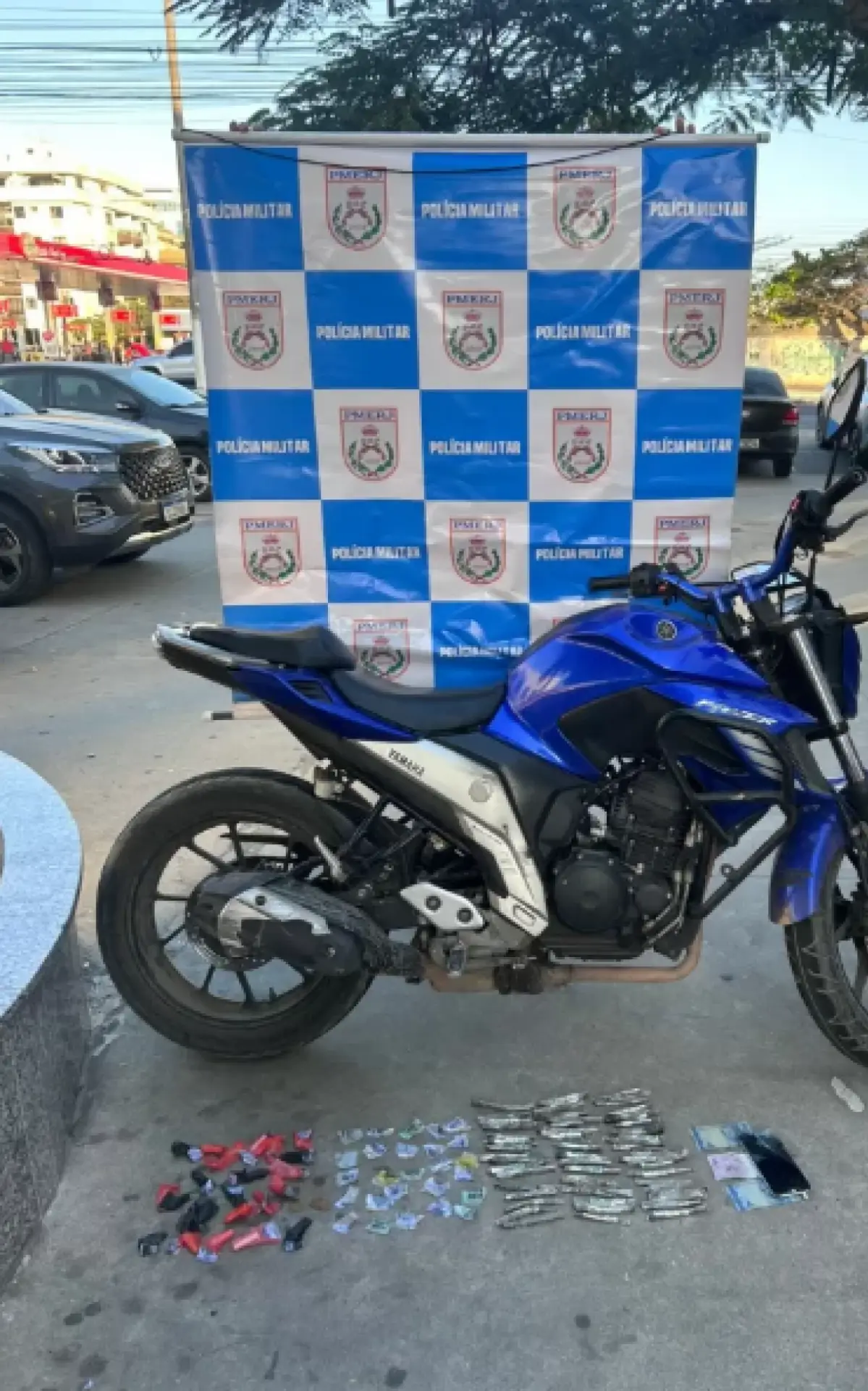 Maconha, cocaína, crack, dinheiro e uma motocicleta sem placa