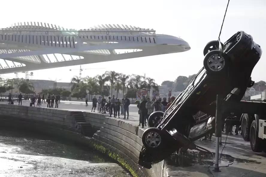 motorista cai na Baía de Guanabara