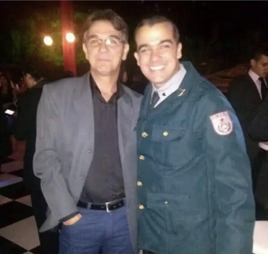 PM Paulo Rogério( usando farda) e o pai foram assassinados em Nova Iguaçu