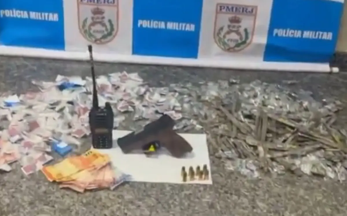 Polícia Militar confiscou drogas, arma e rádio comunicador na ação