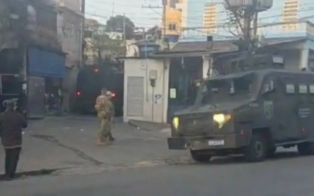 Policiais atuam no Morro do Dendê
