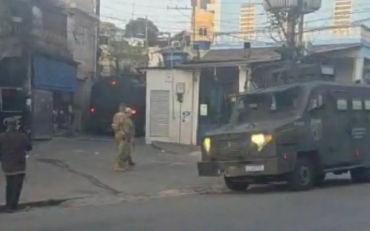 Policiais atuam no Morro do Dendê