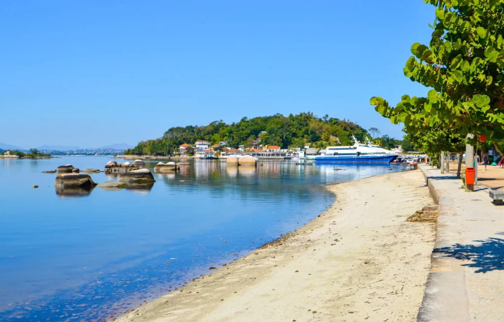 Praia dos Tamoios, em Paquetá