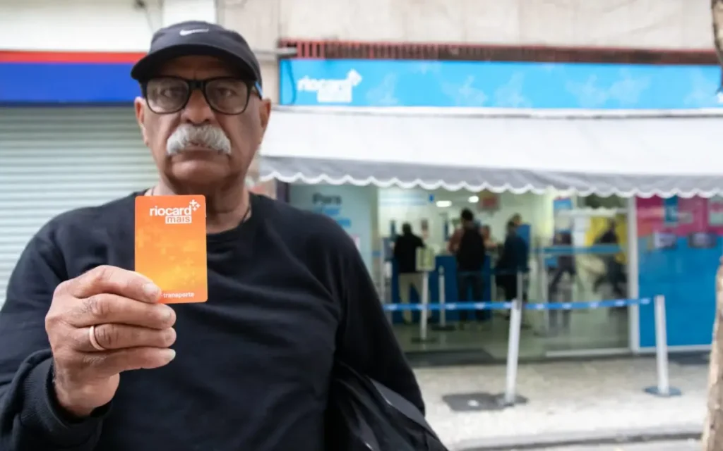 Senhor segurando o Riocard