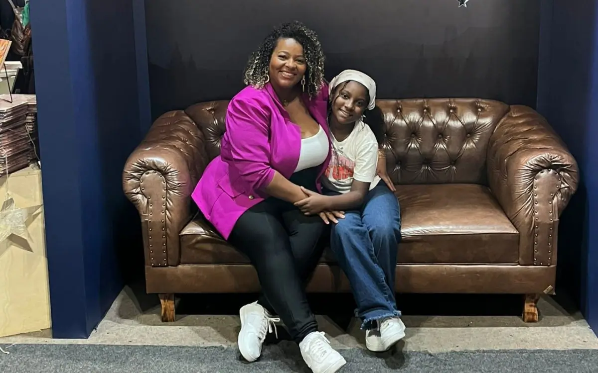 Tainá Rosa e a filha, Milena, foram vítimas de racismo em banheiro da Rodoviária do Rio