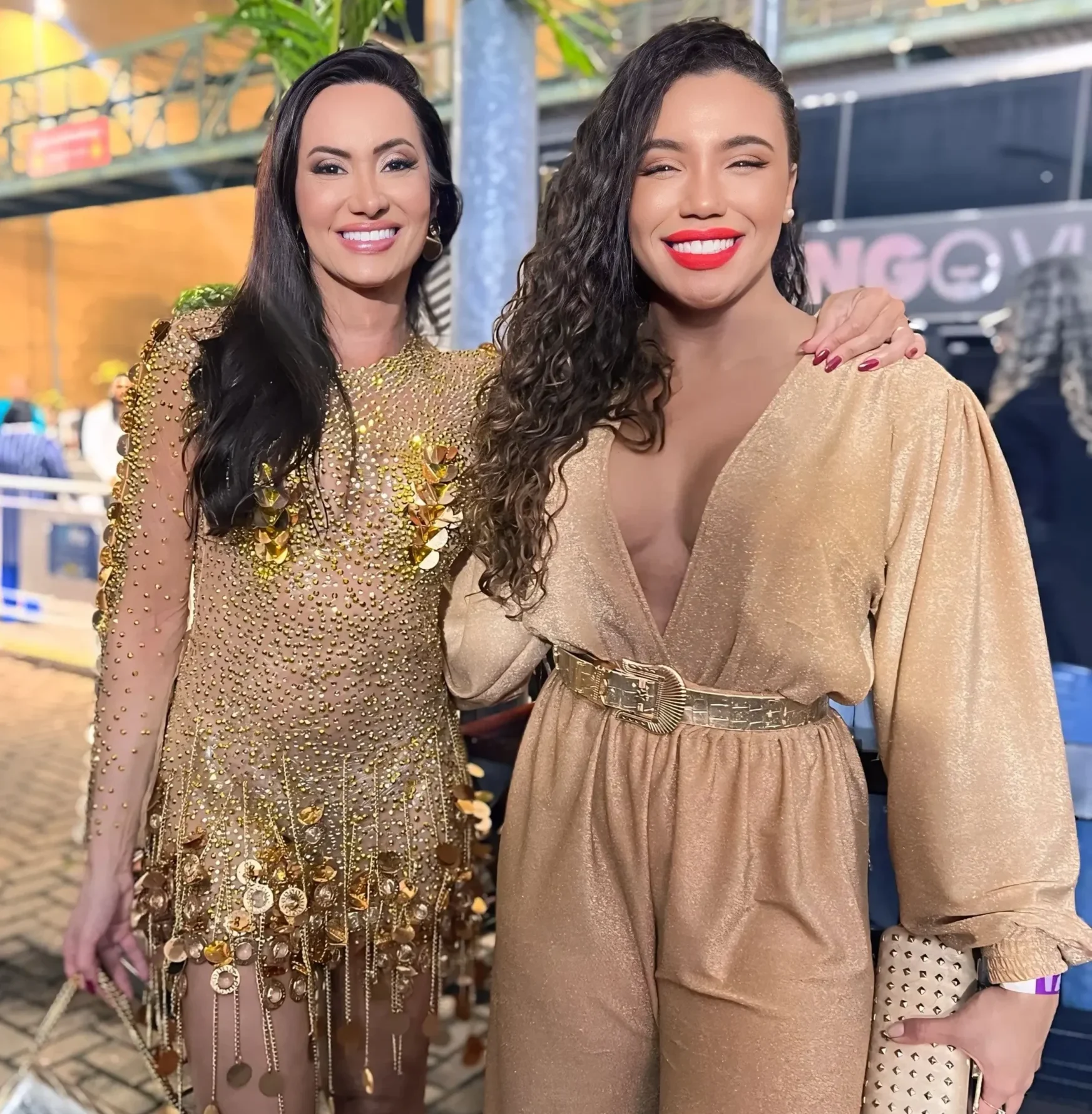 Vanessa Rangeli, rainha de bateria da Acadêmicos de Niterói, e Evelyn Bastos
