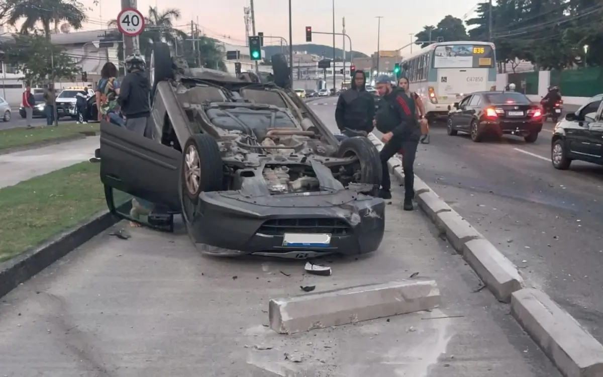 Acidente interdita calha do BRT na Taquara