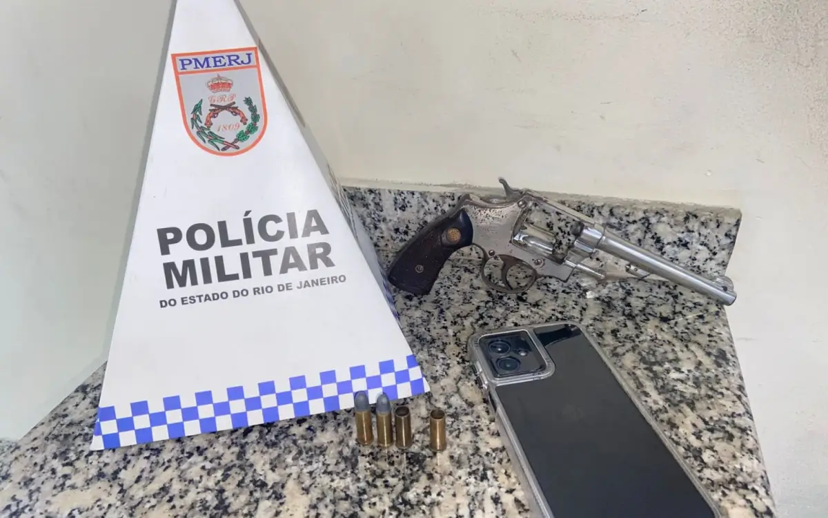 foram apreendidos um revólver calibre 32, munições e um celular