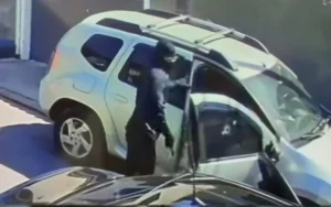 O criminoso atirou no vidro da janela do carro e depois abriu a porta para efetuar mais disparos
