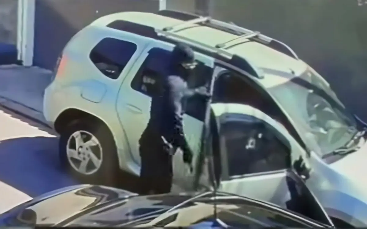 O criminoso atirou no vidro da janela do carro e depois abriu a porta para efetuar mais disparos