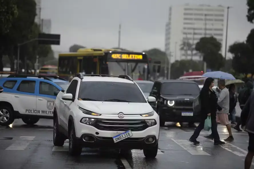 O carro que atropelou um grupo de pessoas na Avenida Presidente Vargas