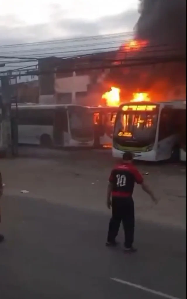 incêndio atingiu ônibus na garagem da Viação Pavunense