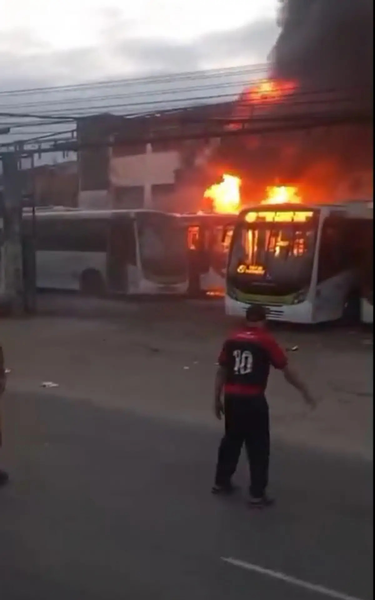 incêndio atingiu ônibus na garagem da Viação Pavunense