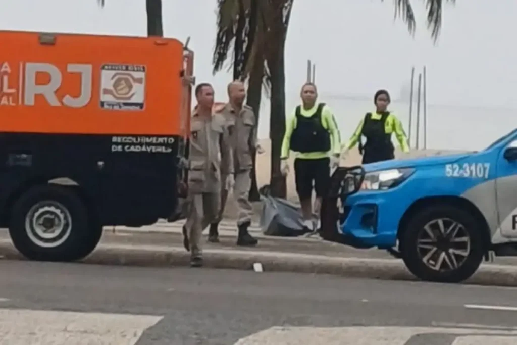 Bombeiros resgatam corpo de mulher que morreu afogada em Copacabana